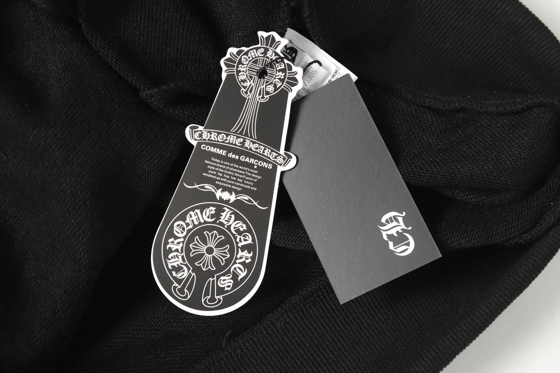 P240 Cross-border running quantity model, please do not place an order if you pursue quality - Chrome Hearts/Chrome Heart Cross ✝️ Sanskrit printed hooded sweatshirt - High weight, high density and high quality. The wool is soft, delicate and skin-friendly. It feels soft and silky. It has excellent warmth and skin-friendly properties - Custom-woven and dyed, no color difference. No matter the fabric or workmanship details, it beats the ordinary version on the market - Hardware zipper accessories are all customized, full of details -Colour: black white -Size: S M L XL